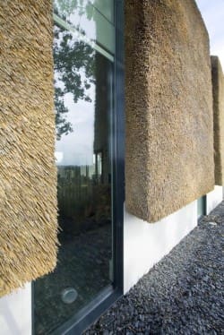 la-casa-del-futuro-tetto-in-paglia